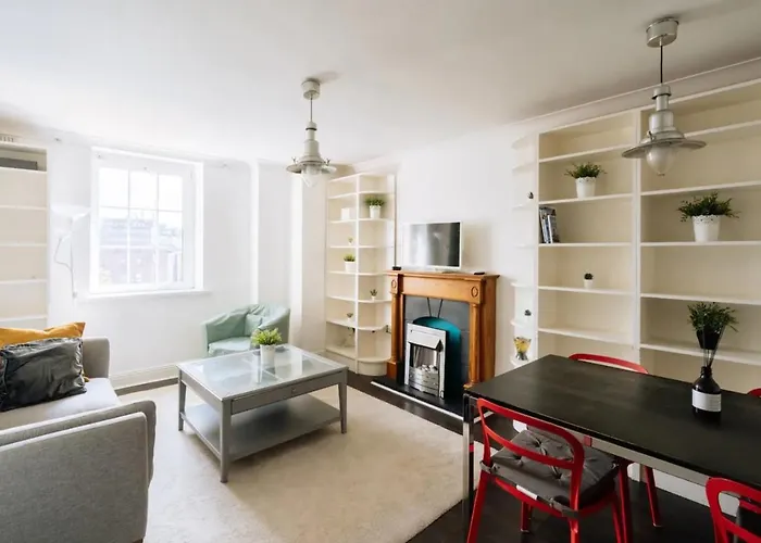 Homely 1 Bedroom In Centre With River View דירה דבלין