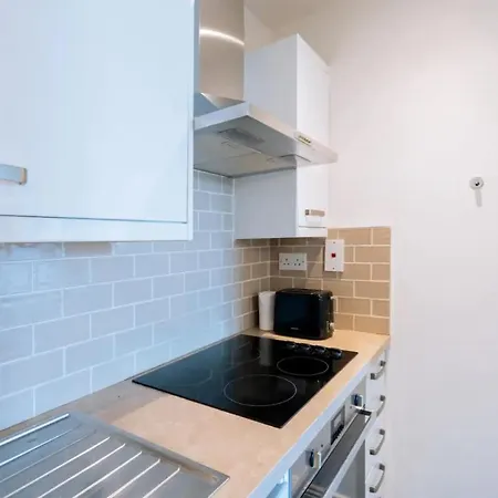 Homely 1 Bedroom In Centre With River View Appartement