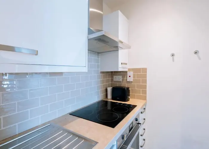 Homely 1 Bedroom In Centre With River View Apartman